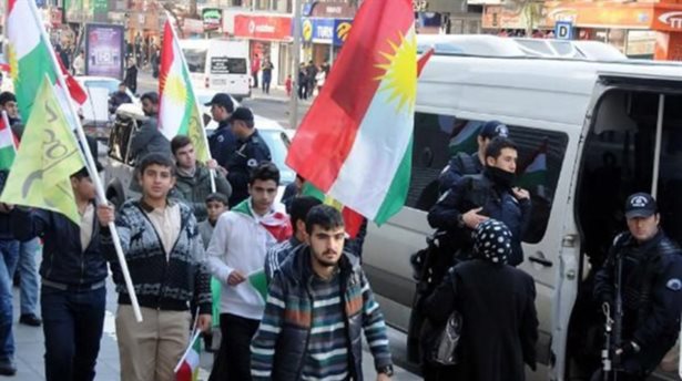 Diyarbakır`da Kürdistan bayrağı dağıttılar