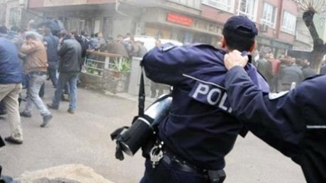 Gaziantep`te gaz sıkmayan meslektaşını zorlayan polis amiri görevden uzaklaştırıldı