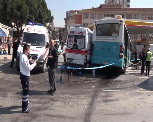 Kadıköy`de ambulansla halk otobüsü çarpıştı: 7 yaralı