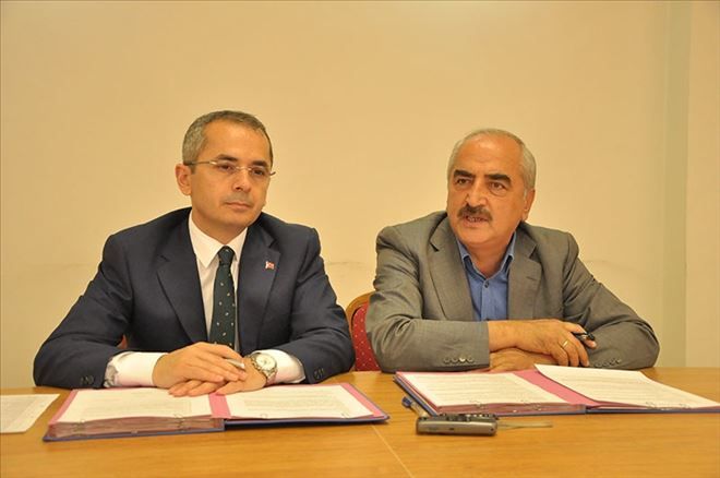 Tosya Kaymakamlığı ve Tosya Belediyesi arasında imzalanan sözleşme ile Türkiye´de bir ilk olarak köy yollarının bakımı ve içme suyu hizmetleri Tosya Belediyesi tarafından yürütülecek