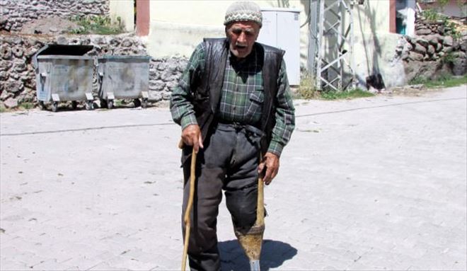 85 yıldır kendi yaptığı tahta bacakla yürüyor