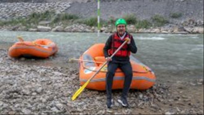 Gençlik ve Spor Bakanı Mehmet Muharrem Kasapoğlu, Hakkari´de rafting yaptı