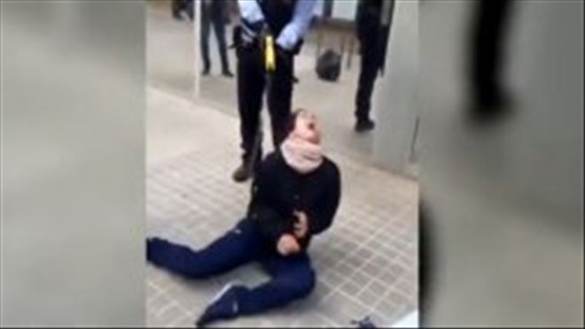 İspanya´da polise direnen kadına şok tabancalı müdahale
