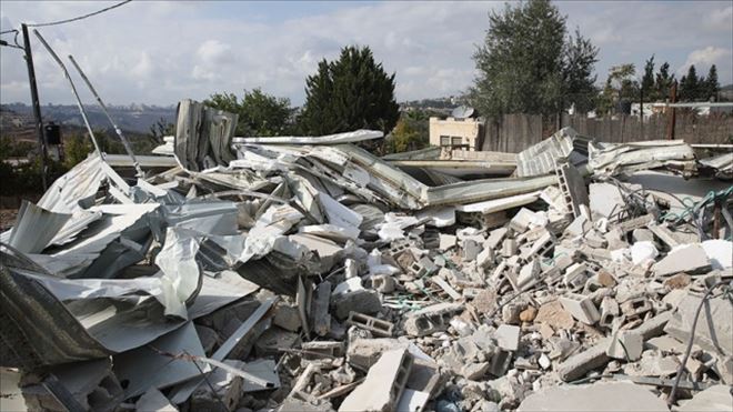 İsrail, Kudüs´te Filistinli ailelere evlerini kendi elleriyle yıktırdı
