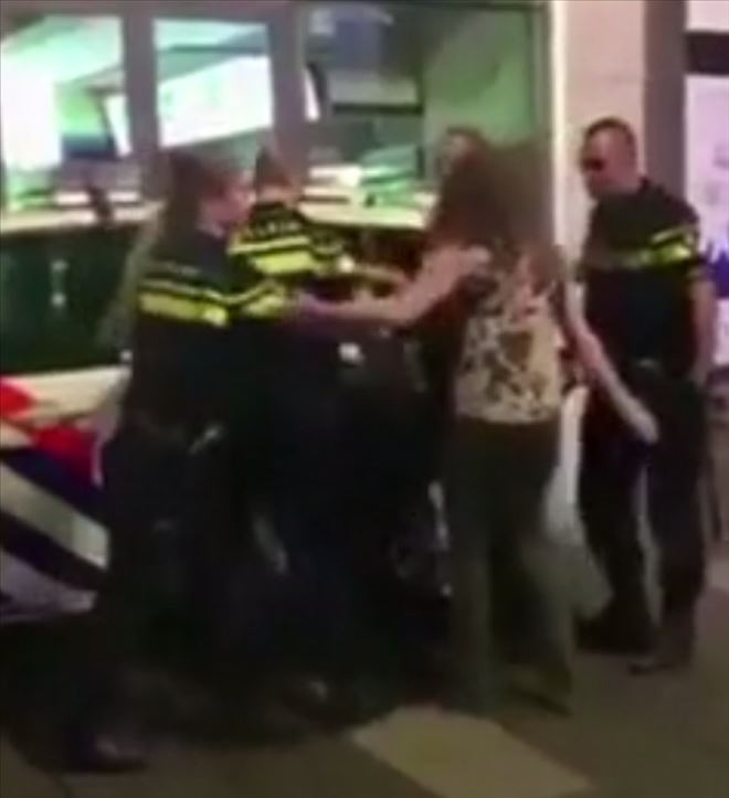 Hollanda polisinden kadına dayak