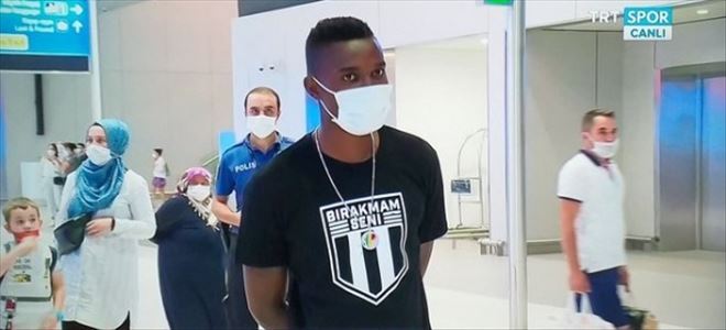 Beşiktaş´ın yeni transferi Mensah İstanbul´da Beşiktaş´ın kiralık olarak kadrosuna katmaya hazırlandığı Ganalı oyuncu Bernard Mensah İstanbul´a geldi.