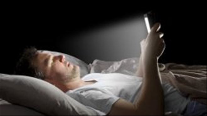 Bilim insanları uyardı: Gece telefona bakmak sperm kalitesini düşürüyor