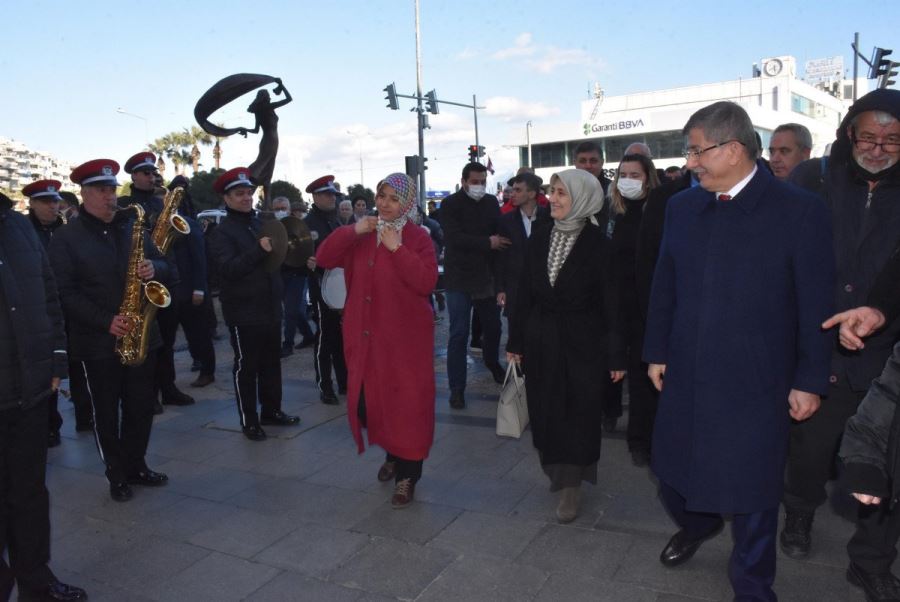Ahmet Davutoğlu, İzmir Marşı