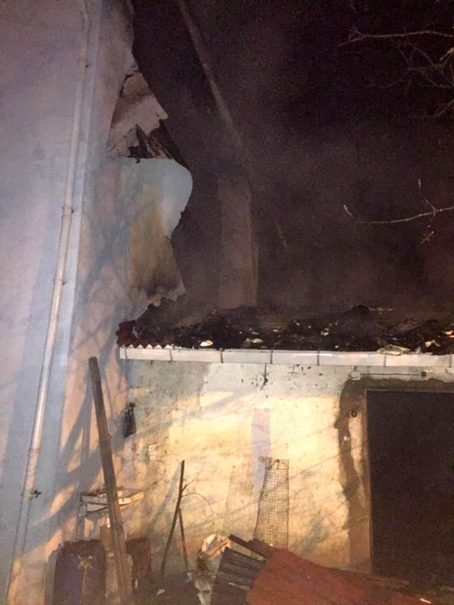 Çatısı alevlere teslim olan binada korkutan yangın