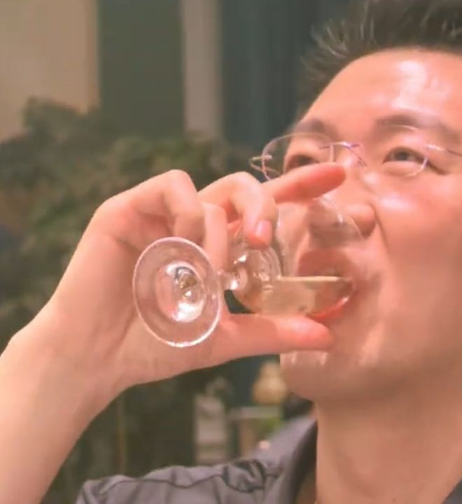 胆真大!拜仁1.8亿巨星当裁判的面拿球砸人脸 首次染红+缺战阿森纳