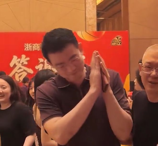 胆真大!拜仁1.8亿巨星当裁判的面拿球砸人脸 首次染红+缺战阿森纳