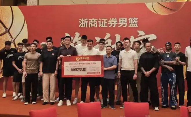 胆真大!拜仁1.8亿巨星当裁判的面拿球砸人脸 首次染红+缺战阿森纳