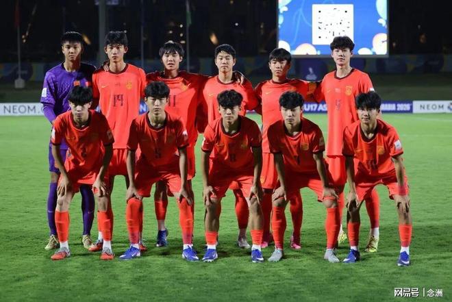尼克斯夺冠游行搞笑一幕!科勒克被警员当成球迷拦住:本人已回应