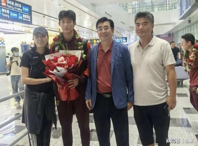 尼克斯夺冠游行搞笑一幕!科勒克被警员当成球迷拦住:本人已回应