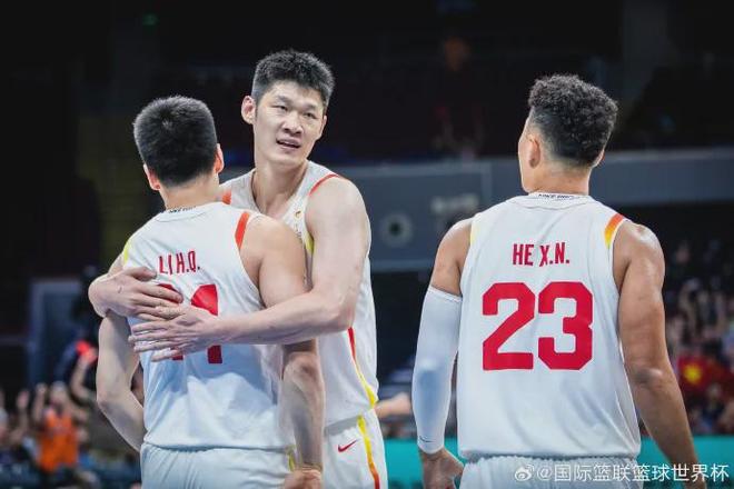 郑钦文晋级:用红土网球的方式赢下了一场草地网球赛的首轮比赛